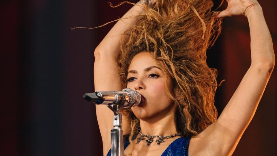 Ca sĩ Shakira biểu diễn, thể hiện sức mạnh của giai điệu chạm đến trái tim người nghe.