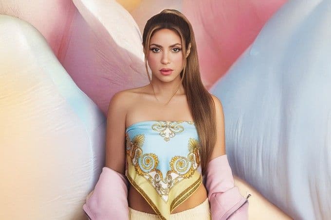 Ca sĩ Shakira, đại diện cho vai trò trung tâm của nghệ sĩ trong việc định hình nền âm nhạc chân chính.