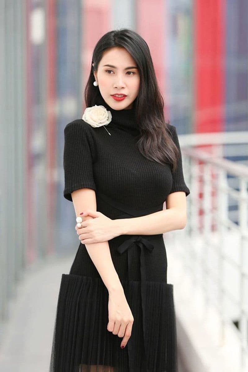 Ca sĩ Thủy Tiên trong trang phục đen thanh lịch, ánh mắt trầm tư, gợi lên những áp lực và suy tư của người nổi tiếng.