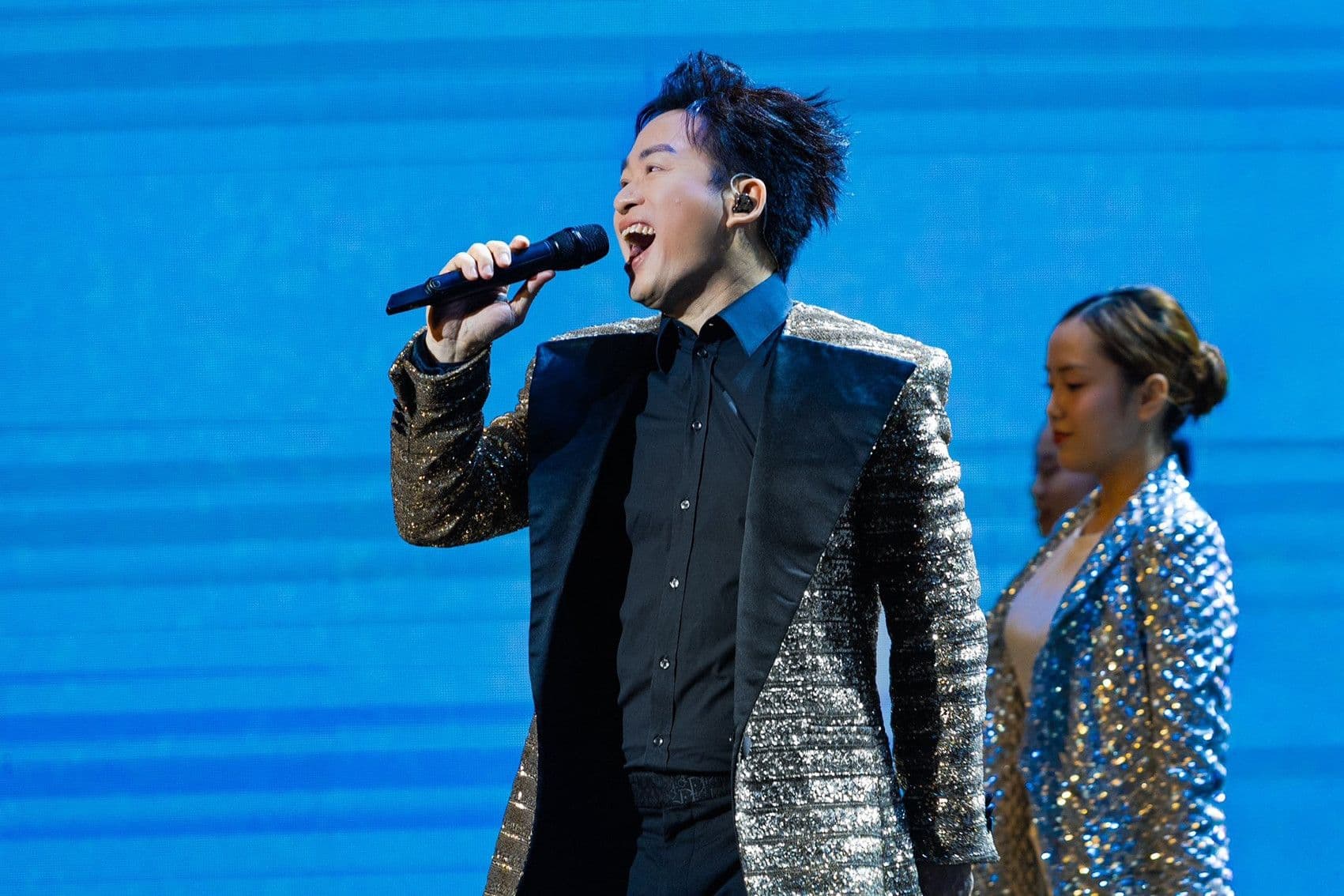 Ca sĩ Tùng Dương biểu diễn trên sân khấu, tượng trưng cho sự chuyên nghiệp và đa dạng trong nền công nghiệp âm nhạc bền vững.