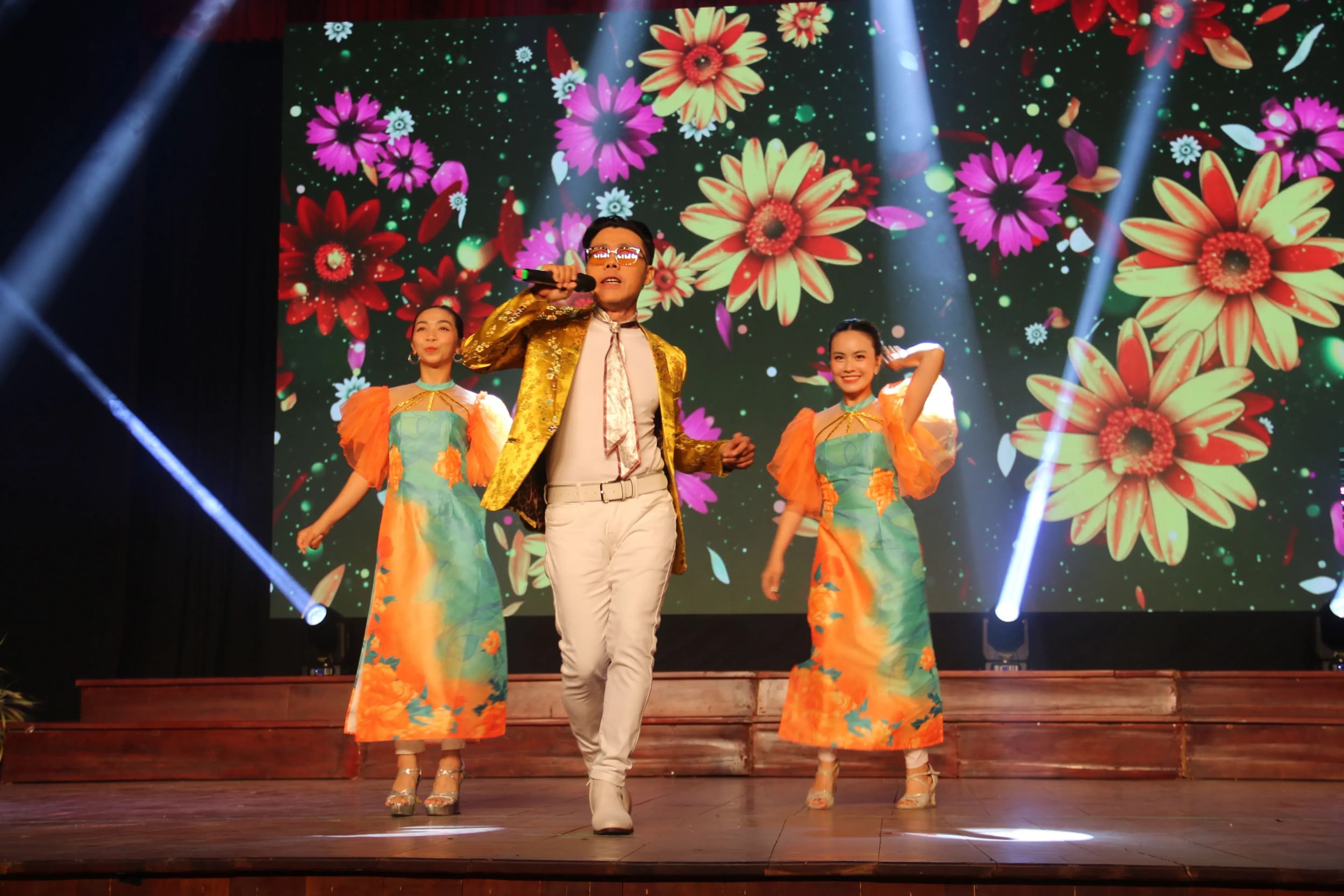 Ca sĩ trẻ trong trang phục hiện đại biểu diễn trên sân khấu, tượng trưng cho nhạc xuân đương đại và khát vọng mới