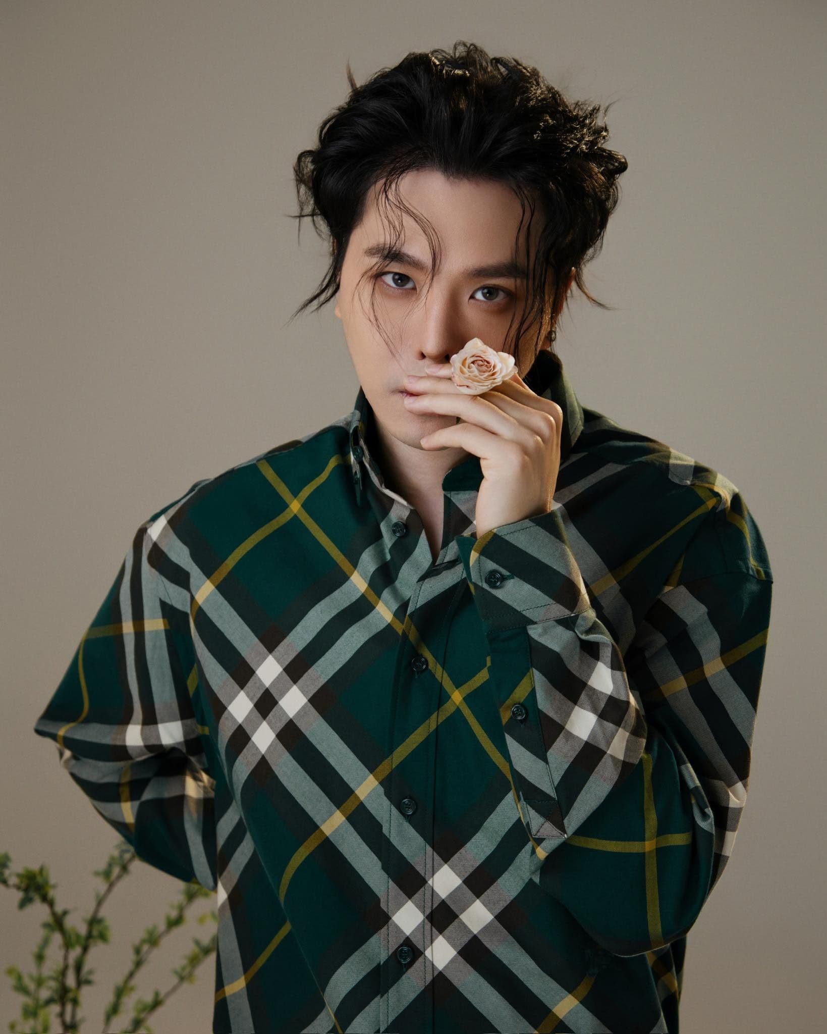 Ca sĩ Trịnh Thăng Bình với vẻ ngoài lãng tử, nhân vật chính trong tin đồn tình cảm với Hoa hậu Thanh Thủy.