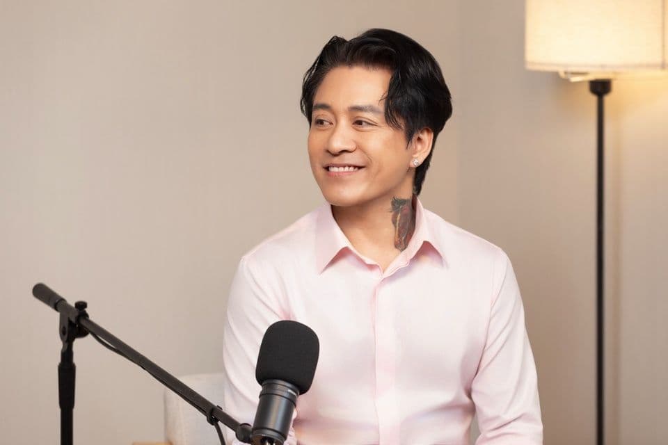Ca sĩ Tuấn Hưng trong một buổi phỏng vấn, đại diện cho người nổi tiếng đối mặt với áp lực mạng xã hội.
