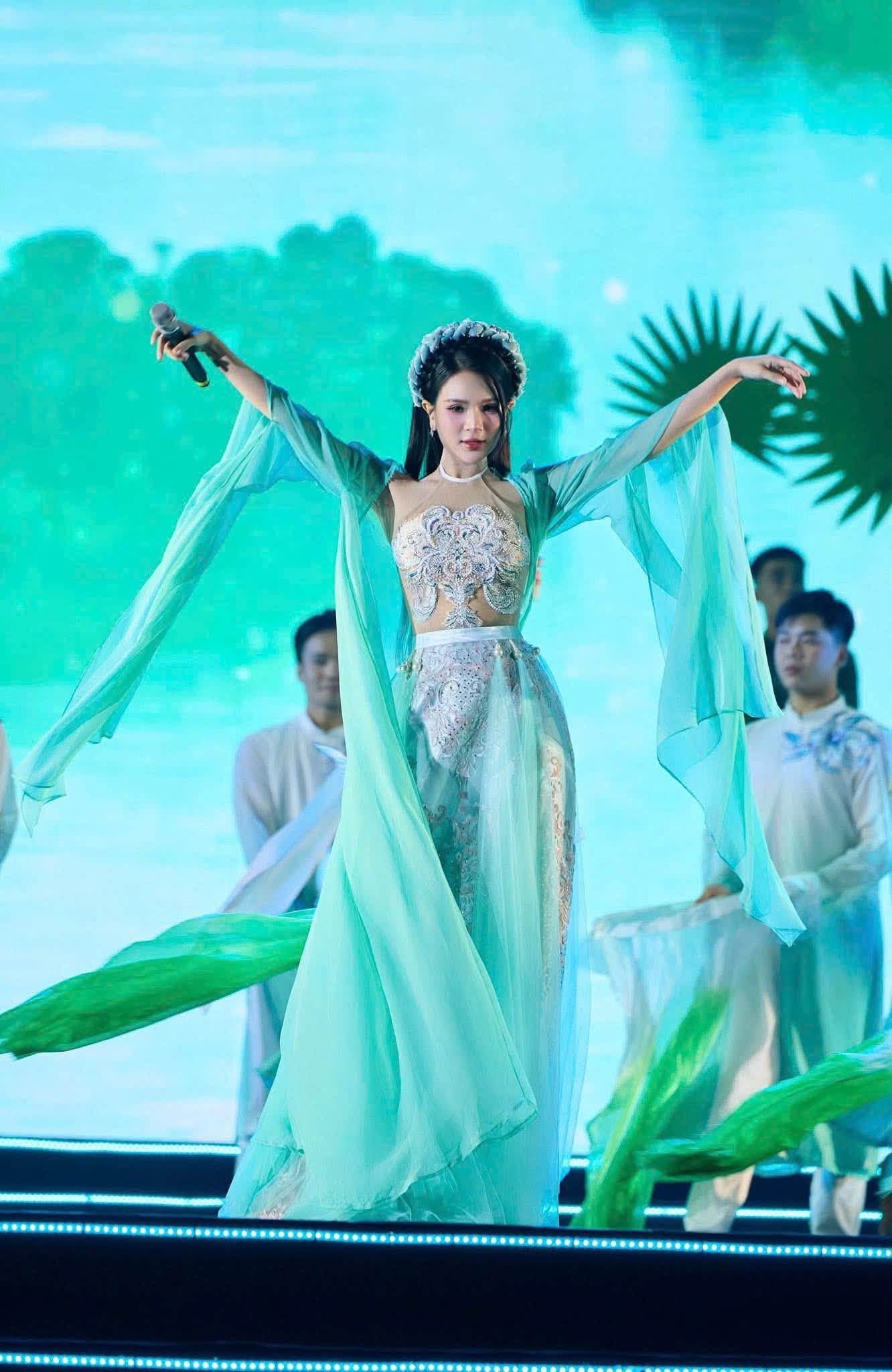 Ca sĩ An Thu An biểu diễn trên sân khấu âm nhạc