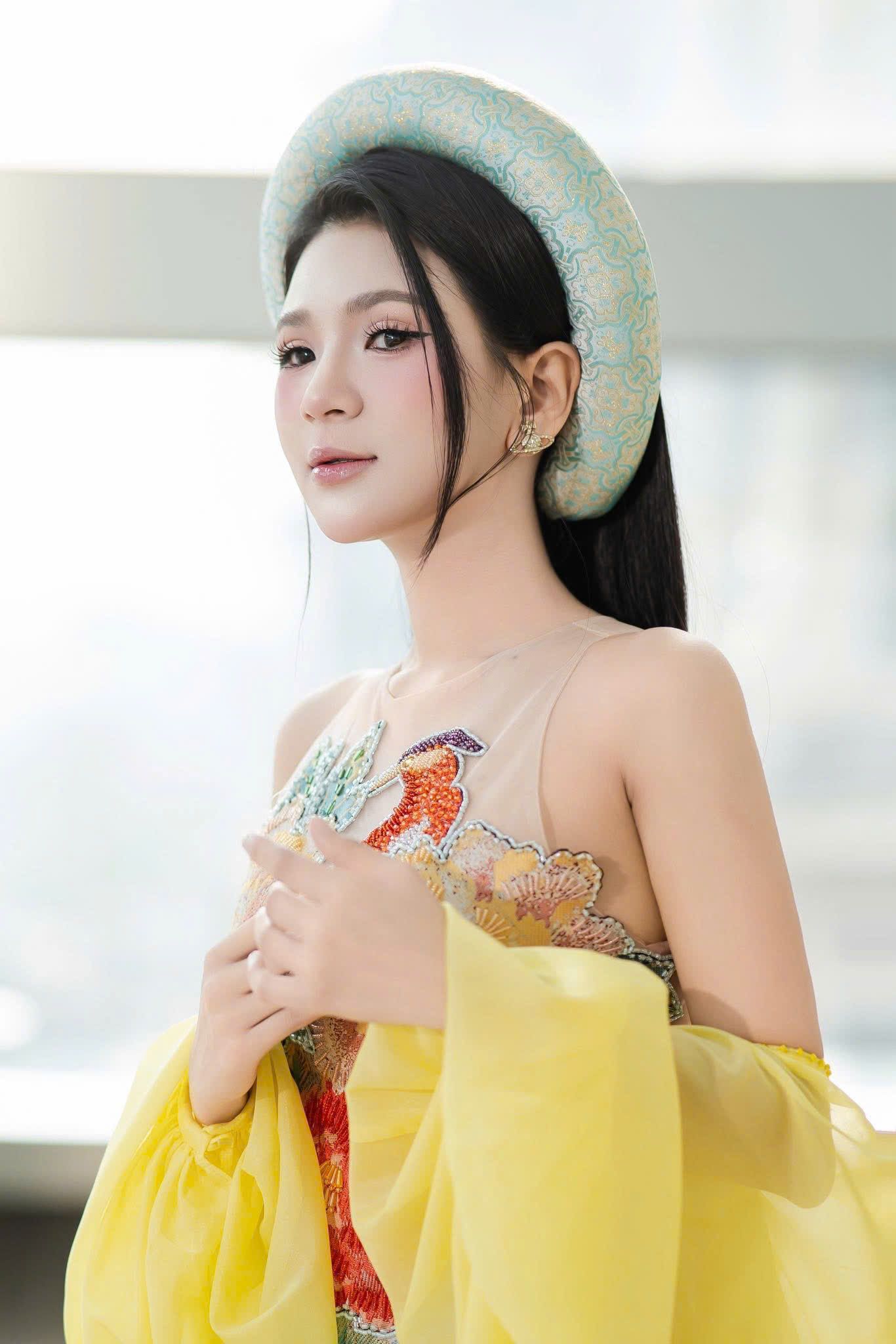 Ca sĩ An Thu An trong trang phục mấn đội đầu truyền thống