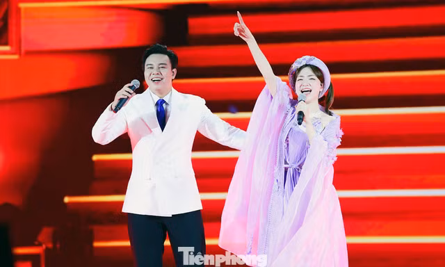 Ca sĩ Hòa Minzy và Đông Hùng trình diễn tại Đại nhạc hội thanh niên