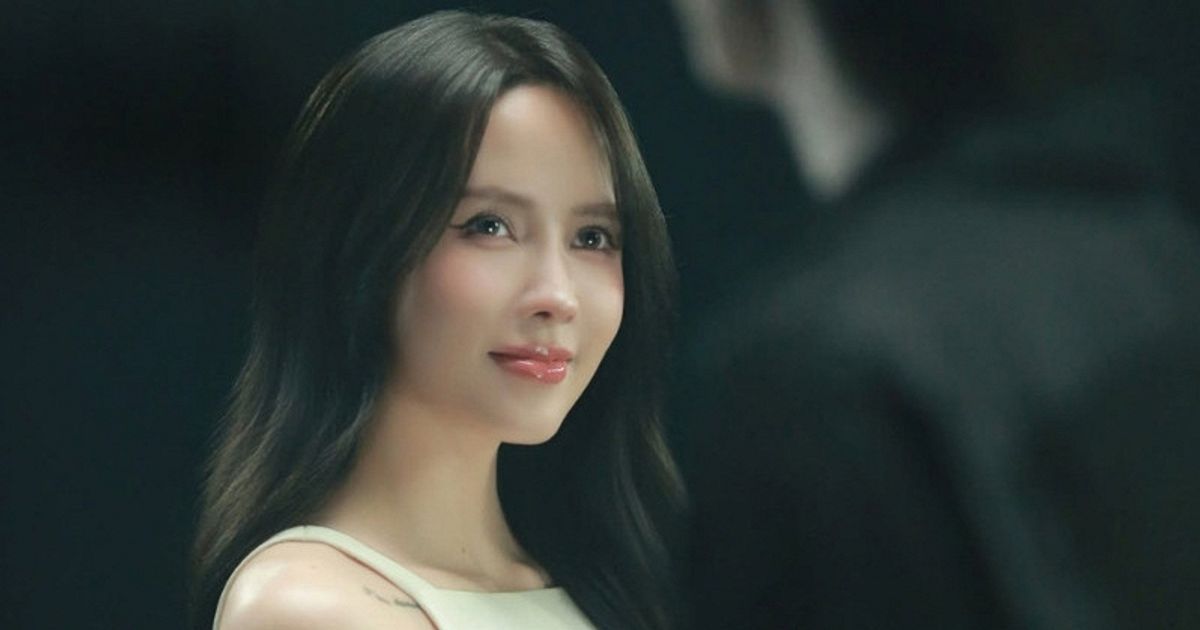 Ca sĩ Thiều Bảo Trâm với biểu cảm đượm buồn trong tạo hình của MV 'Tạnh mưa'.