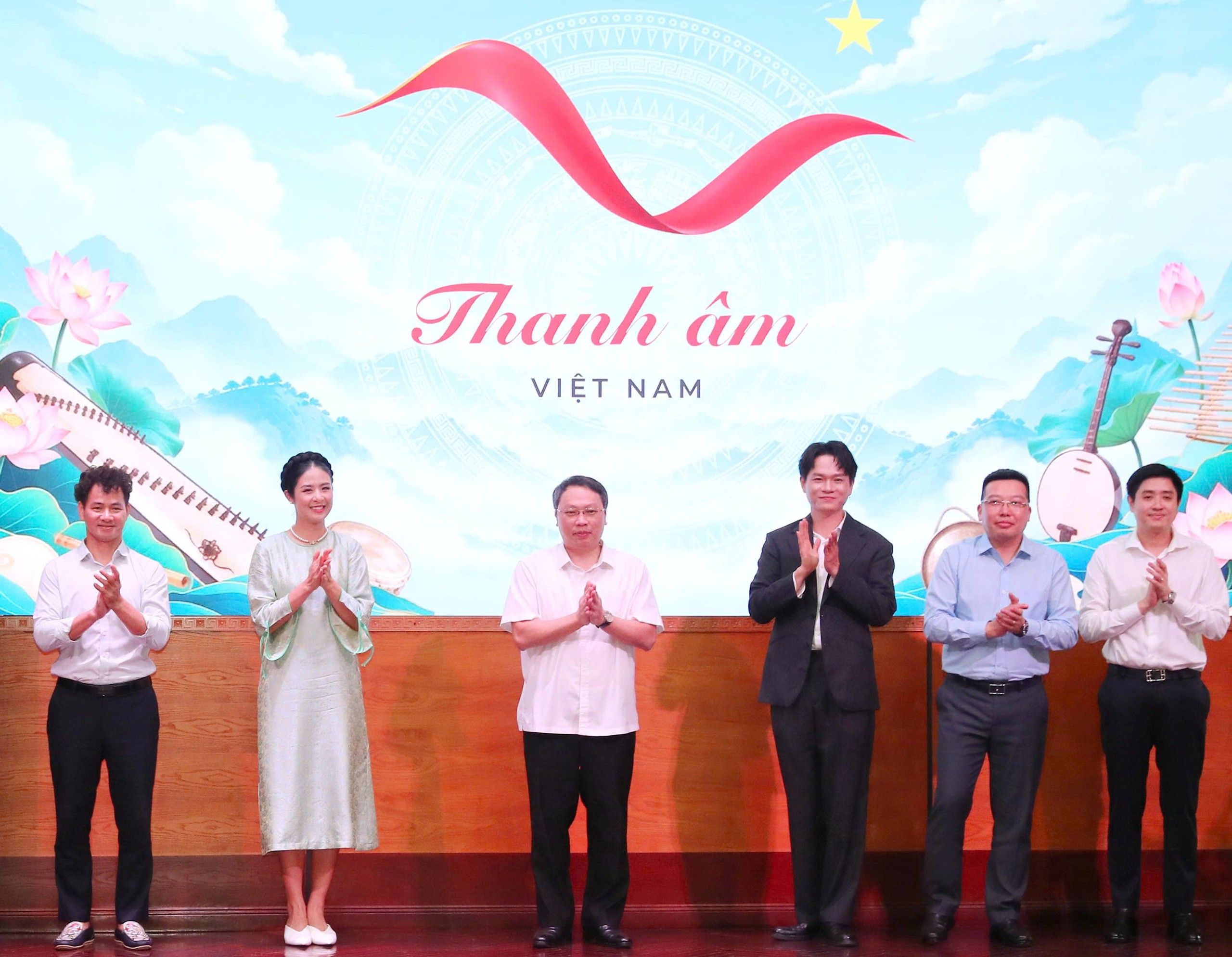 Các đại biểu tham dự lễ phát động trên sân khấu có biểu trưng Thanh âm Việt Nam.