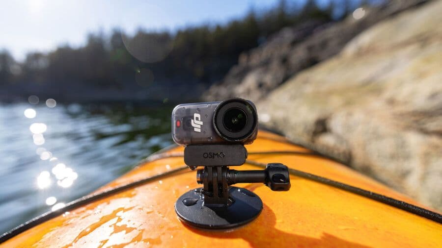 Camera DJI Osmo Nano được gắn trên thuyền kayak, minh họa khả năng chống nước 10 mét.