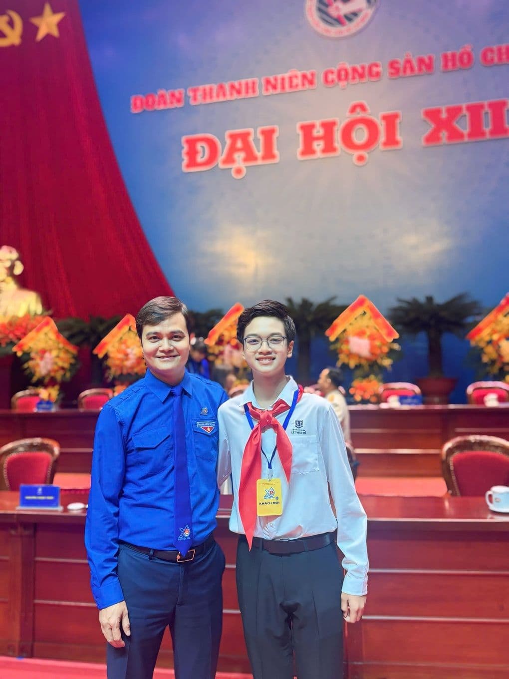 Cao Phú Quý chụp ảnh cùng một lãnh đạo tại Đại hội Đoàn, thể hiện sự trưởng thành và trách nhiệm