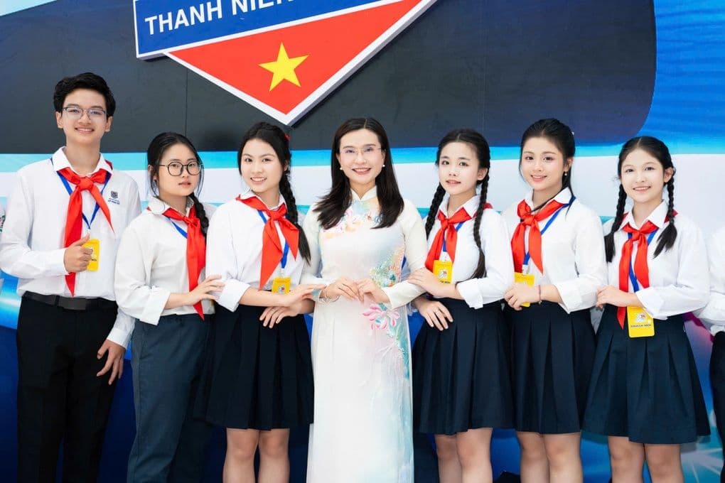 Cao Phú Quý cùng các bạn trẻ và người lớn tại sự kiện, thể hiện vai trò lãnh đạo và tài năng đa diện