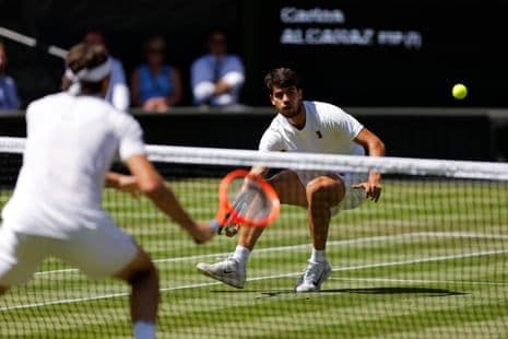 Carlos Alcaraz đang thực hiện cú đánh trong trận bán kết Wimbledon 2025.