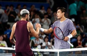 Carlos Alcaraz bắt tay đối thủ Brandon Nakashima sau chiến thắng áp đảo tại Tokyo.