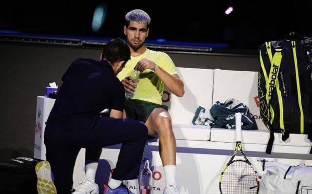Carlos Alcaraz được chăm sóc y tế trên băng ghế dự bị trong trận đấu