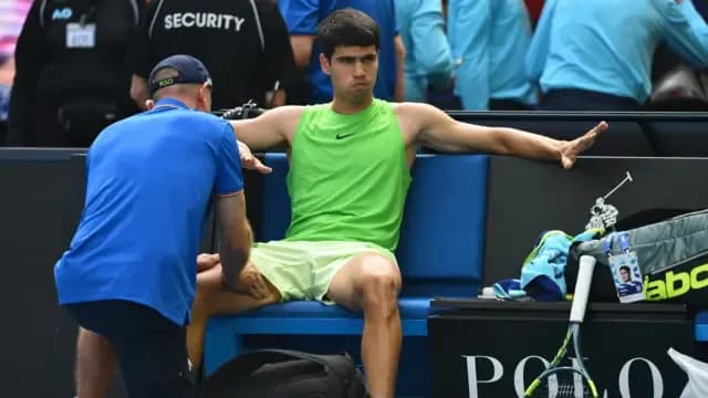 Carlos Alcaraz được nhân viên y tế chăm sóc vì chuột rút hoặc chấn thương trong trận đấu