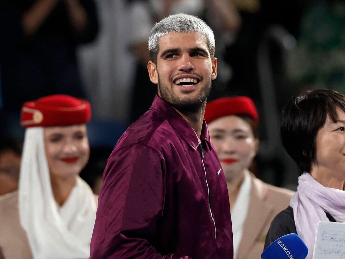 Carlos Alcaraz cười rạng rỡ, thể hiện sự tự tin tuyệt đối sau những chiến thắng tại ATP Tokyo.