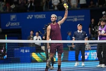 Carlos Alcaraz giơ cao bóng ăn mừng chiến thắng tại giải đấu Tokyo, thể hiện phong độ đỉnh cao.