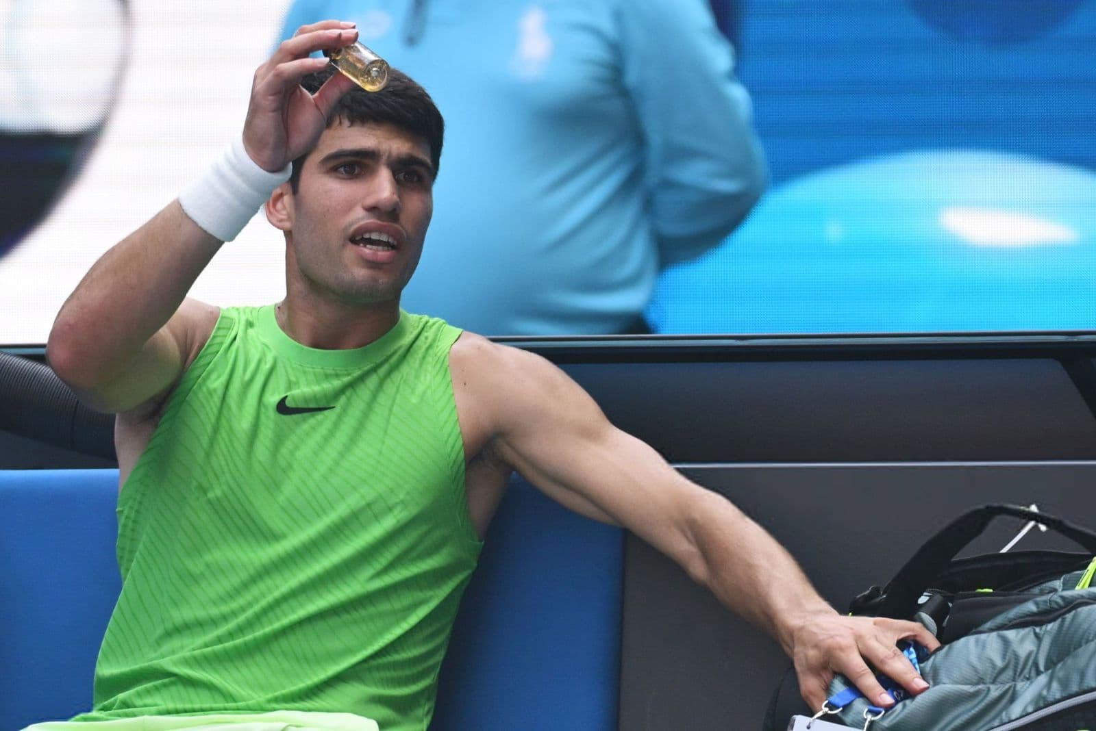 Carlos Alcaraz gặp vấn đề thể lực, thể hiện sự kiệt sức trong trận đấu