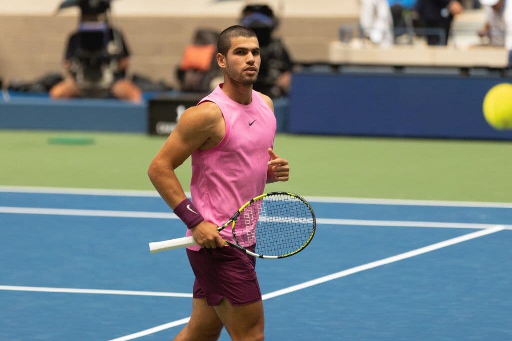 Carlos Alcaraz đi bộ tự tin giữa các điểm số, thể hiện ngôn ngữ cơ thể mạnh mẽ để áp đảo đối thủ.