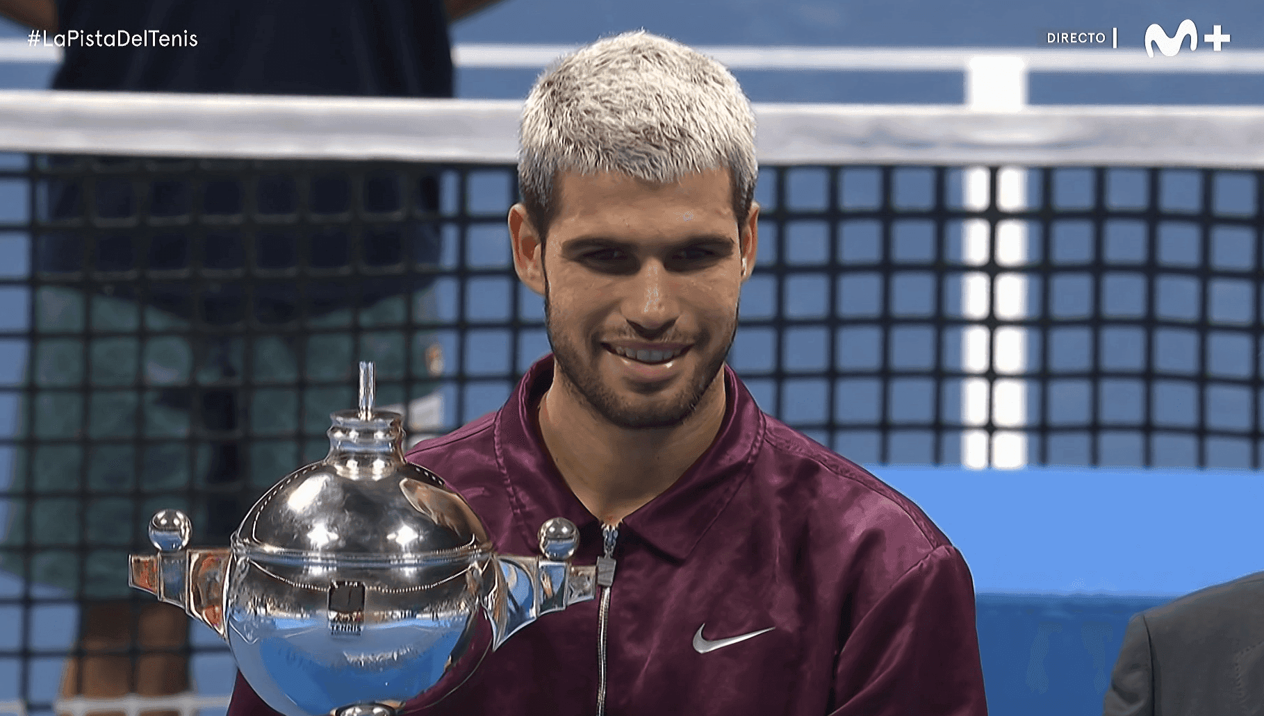 Carlos Alcaraz mỉm cười tự hào với chiếc cúp vô địch sau một mùa giải 2025 thành công rực rỡ