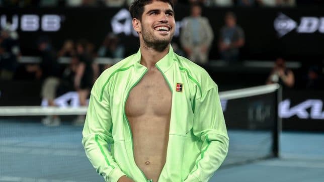 Carlos Alcaraz mỉm cười tự tin trên sân tennis, thể hiện tâm lý vững vàng của một nhà vô địch.