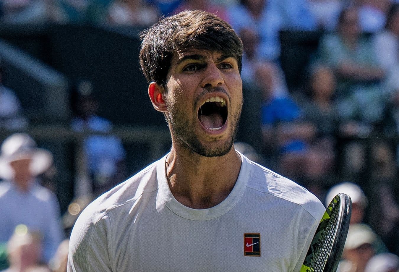 Carlos Alcaraz ăn mừng chiến thắng, khẳng định vị thế trong thế hệ vàng quần vợt.