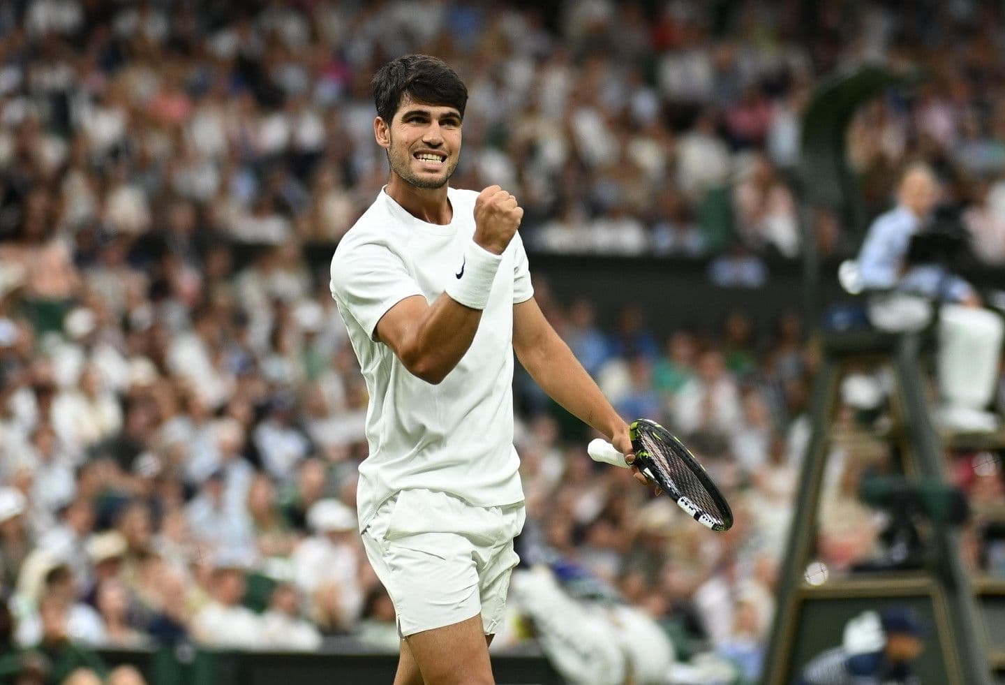 Carlos Alcaraz ăn mừng chiến thắng tại Wimbledon 2025