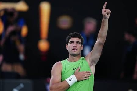 Carlos Alcaraz ăn mừng chiến thắng trên sân quần vợt