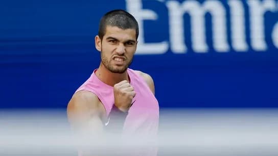 Carlos Alcaraz ăn mừng chiến thắng với nắm đấm siết chặt trên sân quần vợt.