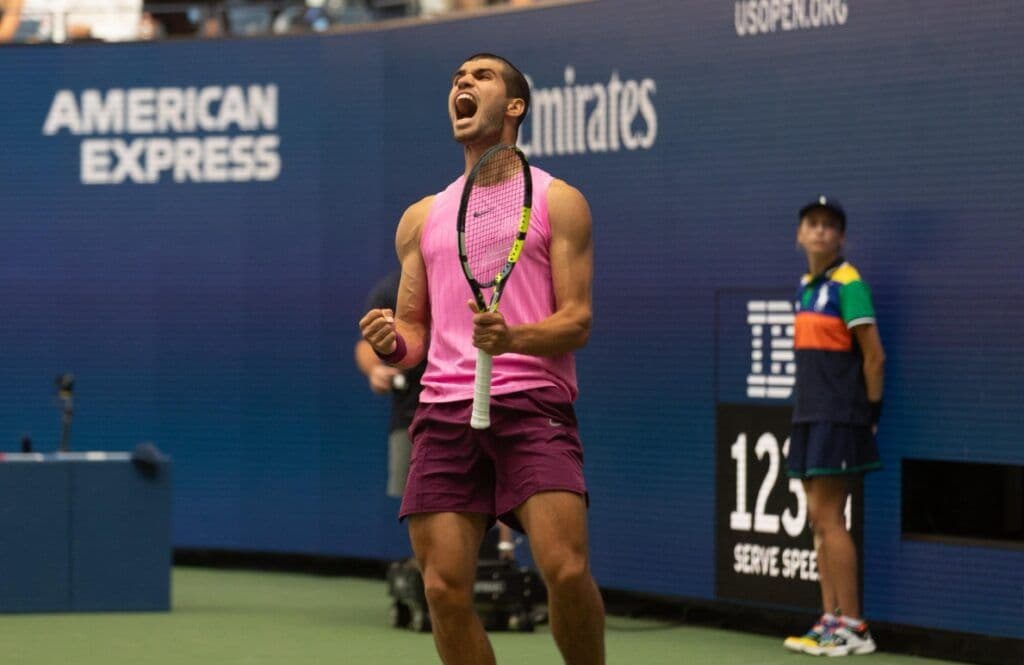 Carlos Alcaraz ăn mừng chiến thắng đầy cảm xúc tại US Open, minh chứng cho sức mạnh áp đảo và chiến tranh tâm lý hiệu quả.