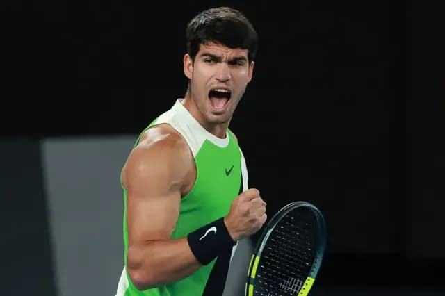 Carlos Alcaraz ăn mừng điểm số, thể hiện sự quyết tâm và bùng nổ trong trận đấu