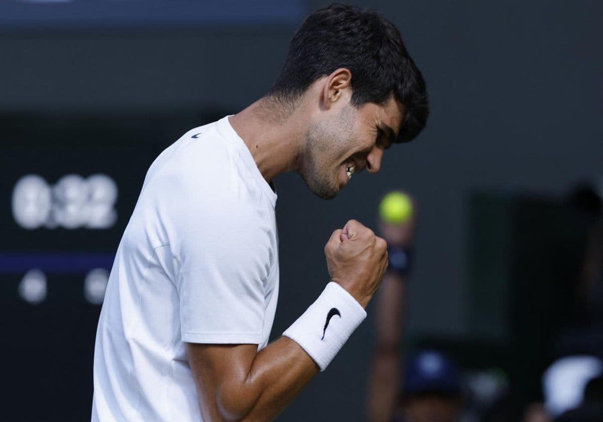 Carlos Alcaraz ăn mừng điểm số trong trận chung kết Wimbledon 2025.