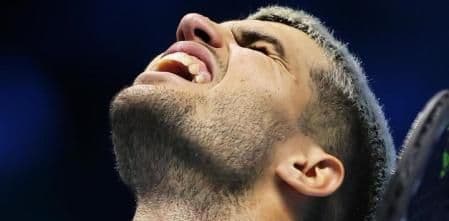 Carlos Alcaraz ăn mừng sau chiến thắng trước Taylor Fritz tại ATP Finals ở Turin