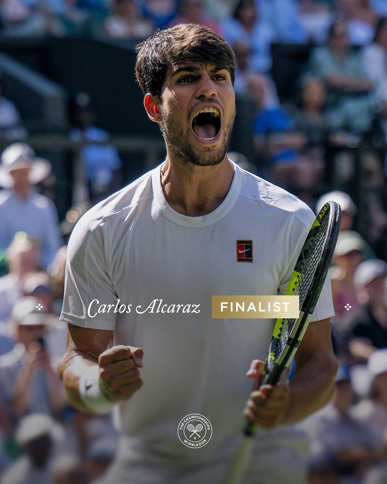 Carlos Alcaraz ăn mừng đầy cảm xúc sau khi vào chung kết Wimbledon 2025, thể hiện áp lực và vinh quang của ngôi vương.