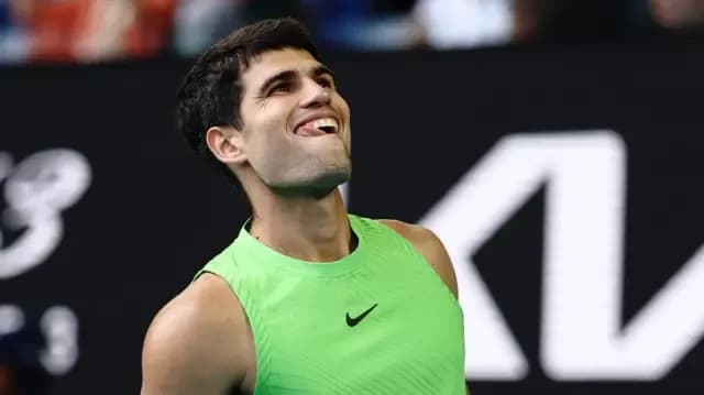 Carlos Alcaraz thể hiện sự nhẹ nhõm sau khi vượt qua cơn chuột rút.