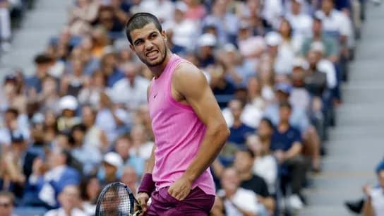 Carlos Alcaraz thể hiện sự quyết tâm cao độ trong trận đấu quần vợt trước đám đông.