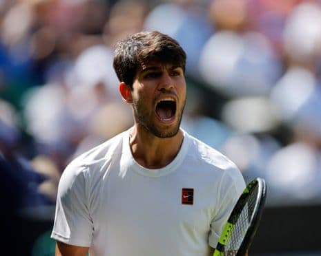 Carlos Alcaraz thể hiện sự quyết tâm và sức mạnh trên sân quần vợt.