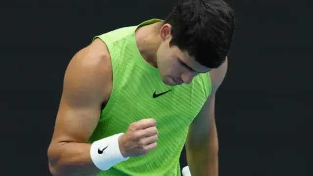 Carlos Alcaraz thể hiện sự quyết tâm vượt qua giới hạn cơ thể tại Australian Open.