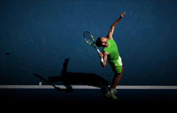 Carlos Alcaraz thực hiện cú giao bóng mạnh mẽ tại Australian Open, thể hiện bản lĩnh và kỹ năng trên sân đấu Melbourne.