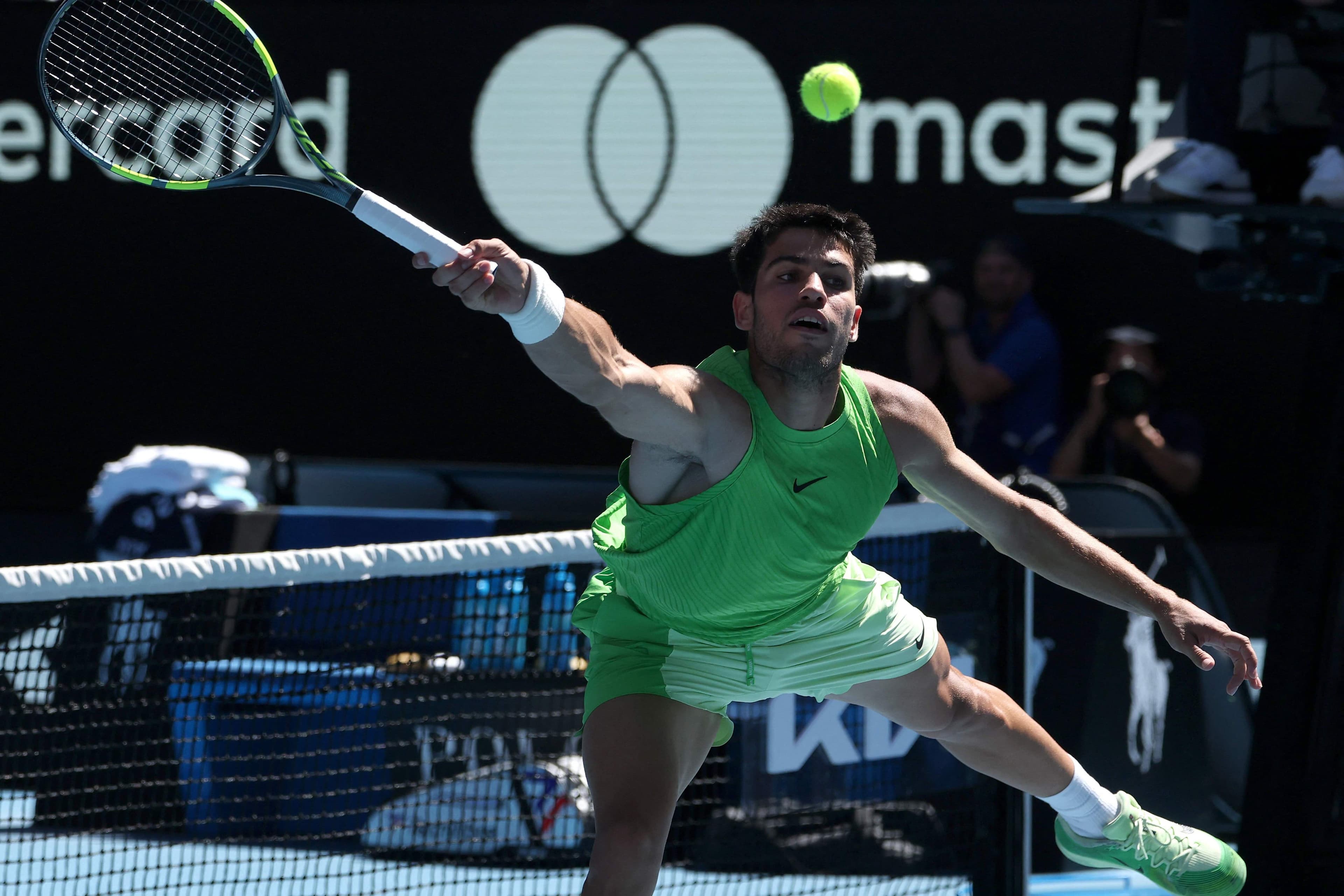 Carlos Alcaraz thực hiện cú đánh mạnh mẽ trên sân, thể hiện kỹ năng và sức mạnh vượt trội.