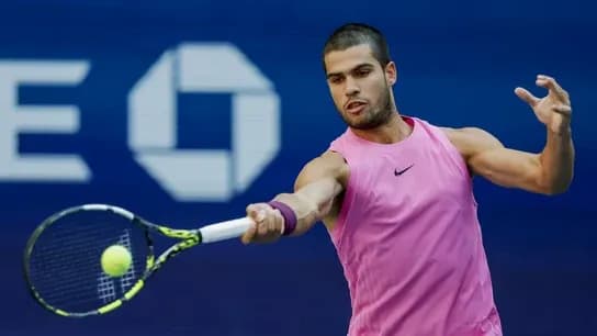 Carlos Alcaraz thực hiện cú thuận tay mạnh mẽ trên sân quần vợt.