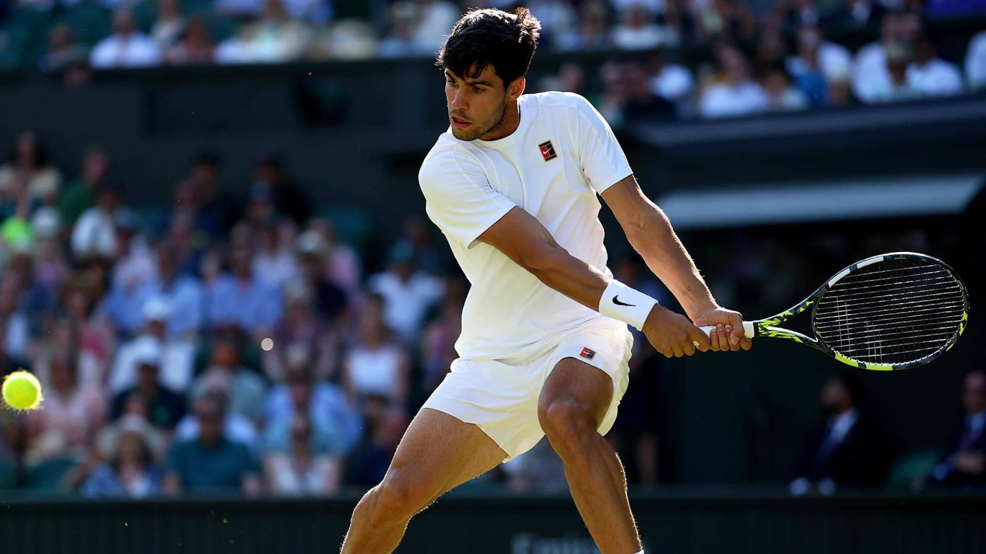 Carlos Alcaraz thi đấu tại Wimbledon 2025, đối thủ cạnh tranh của Sinner