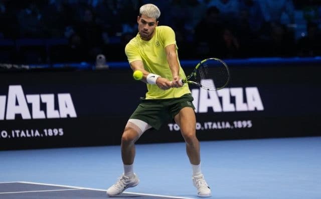 Carlos Alcaraz thi đấu trong trận chung kết ATP Finals