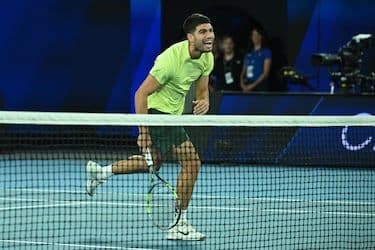 Carlos Alcaraz trên sân quần vợt tại Australian Open, sẵn sàng chinh phục lịch sử.