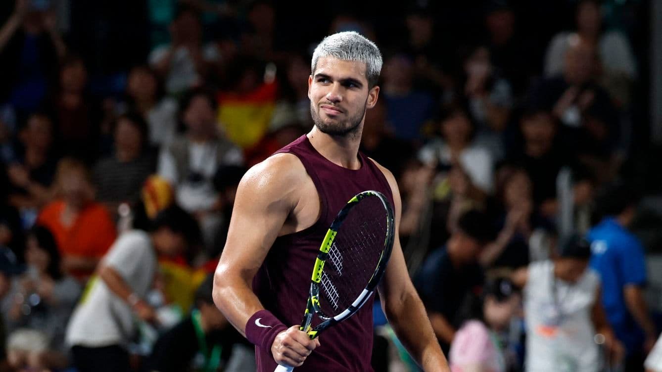 Carlos Alcaraz trên sân đấu tại ATP Tokyo, sẵn sàng cho trận bán kết với Casper Ruud.