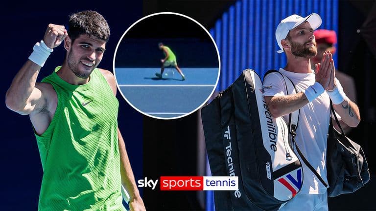 Carlos Alcaraz và Corentin Moutet trên sân tennis tại Australian Open, với hình ảnh Alcaraz ăn mừng và Moutet trầm tư, cùng một cú đánh tweener nổi bật