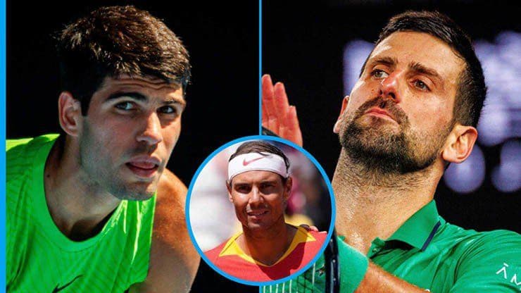 Carlos Alcaraz và Novak Djokovic trên sân tennis, với hình ảnh Rafael Nadal ở giữa, tượng trưng cho cuộc đối đầu giữa các thế hệ huyền thoại quần vợt.
