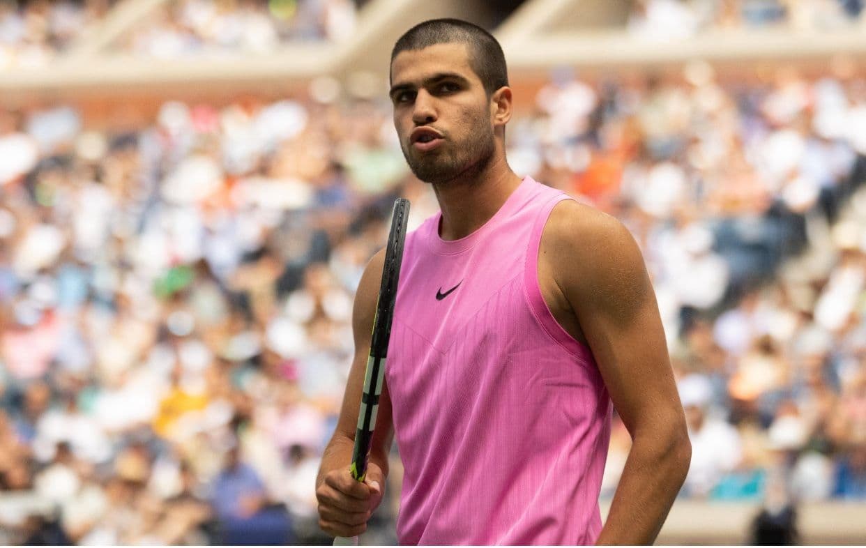 Carlos Alcaraz với ánh mắt tập trung cao độ trên sân quần vợt, thể hiện sự quyết tâm trong trận đấu tâm lý.