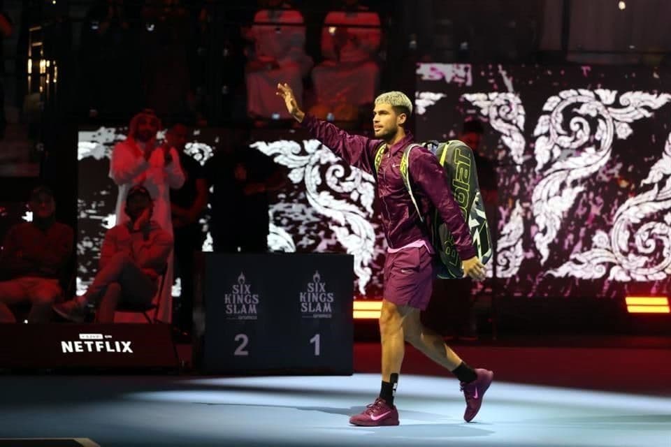 Carlos Alcaraz vẫy tay chào khán giả trên sân tennis sau khi khẳng định vị thế số 1 thế giới cuối năm 2025.