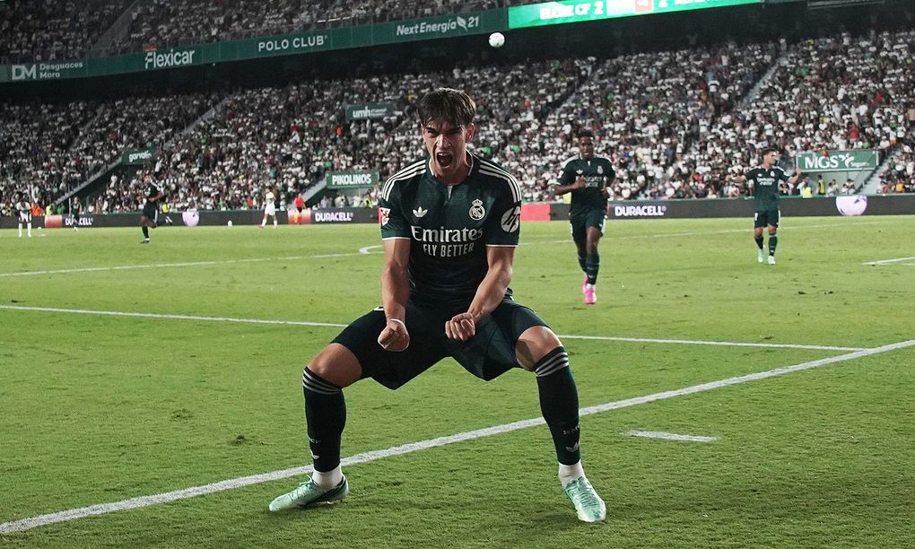 Carlos Espi ăn mừng bàn thắng quyết định giúp Real Madrid giành chiến thắng kịch tính trước Elche ở phút bù giờ.